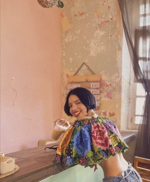 A la María Mercedes, Ángela Aguilar usa cinturón hecho con un lazo