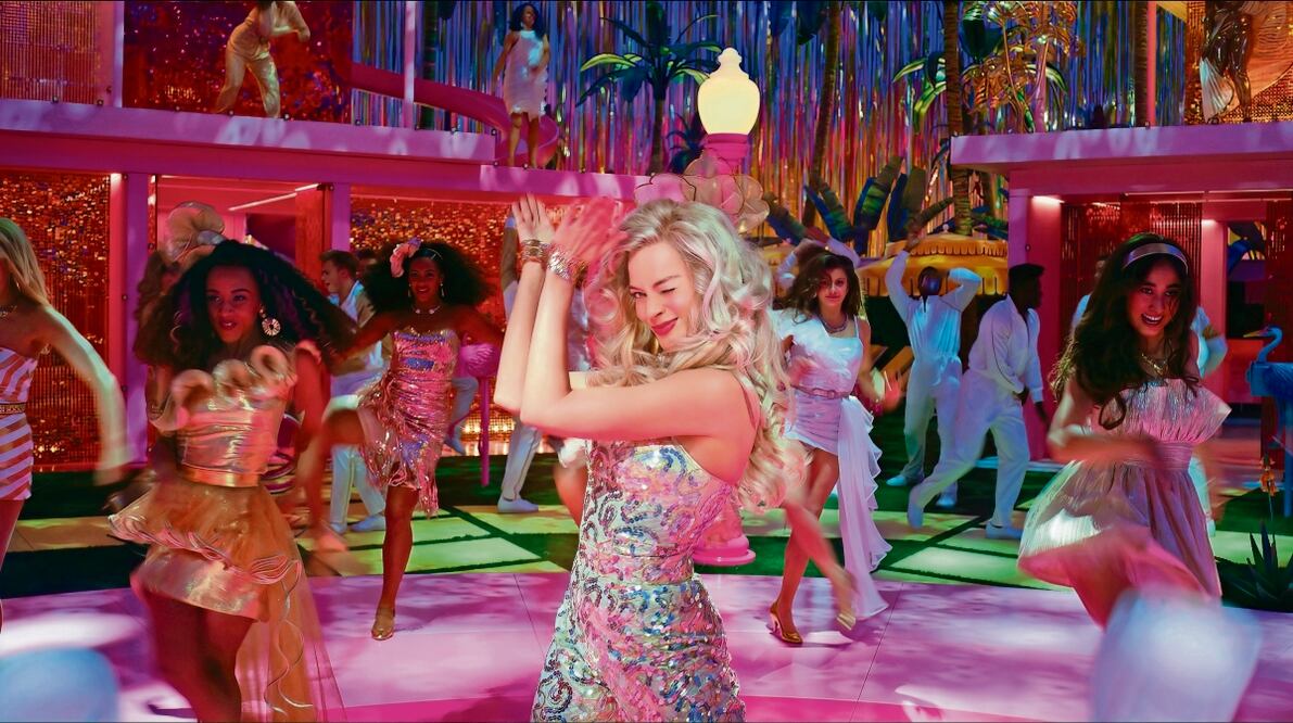En esta imagen proporcionada por Warner Bros. Pictures, Margot Robbie en una escena de "Barbie". Foto: Warner Bros. Pictures vía AP