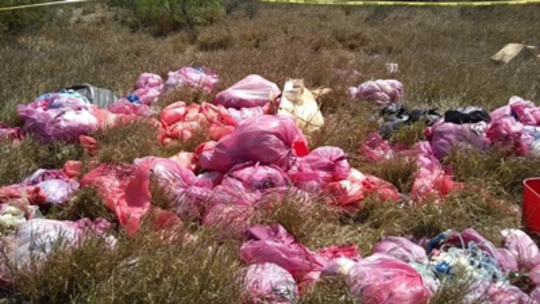 Tiran cerca del río Santa Catarina desechos peligrosos de material médico