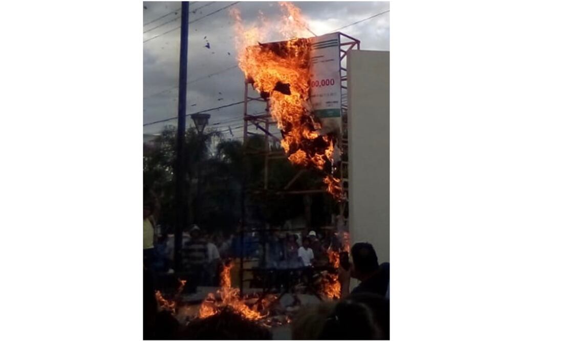 Manifestantes de este estado colocaron sus recibos de luz en la lona y les prendieron fuego. Foto: Xóchitl Álvarez / EL UNIVERSAL.
