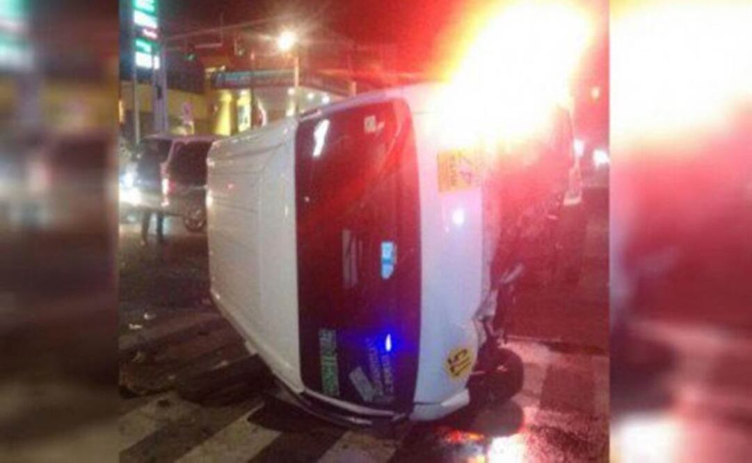 Patrulla choca y provoca volcadura de 'combi' en Neza