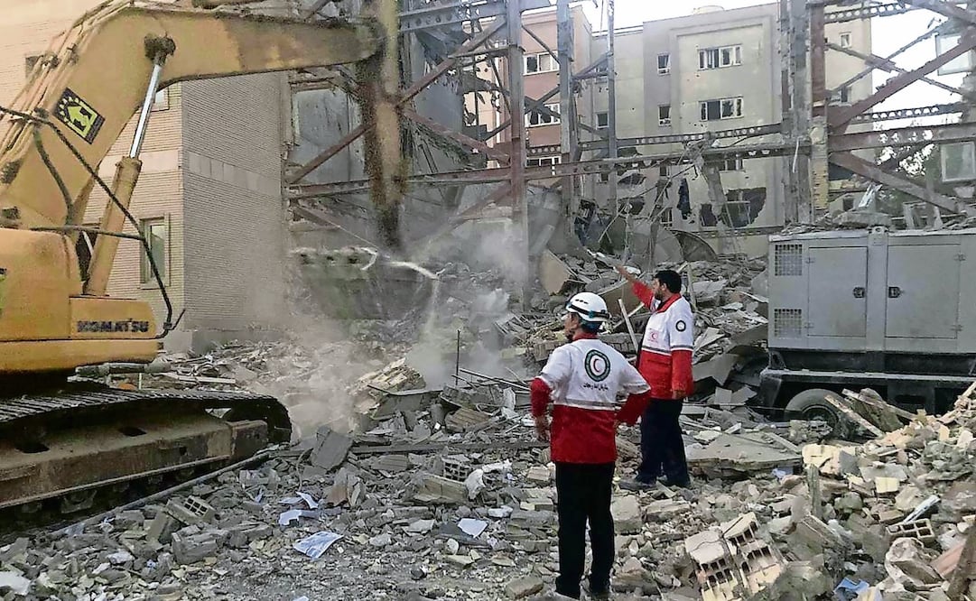 Integrantes de la Media Luna Roja iraní en un edificio destruido en Teherán. Foto: AFP