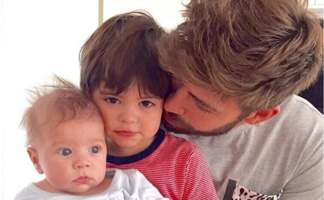 En la imagen, el futbolista sostiene entre sus manos al pequeño Sasha, mientras que Milan aparece de pie en medio de su padre y su hermano: Twitter @3gerardpique