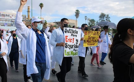 "Ni una bata menos": médicos marchan por justicia en asesinato de pasante en Durango y exigen mejores condiciones