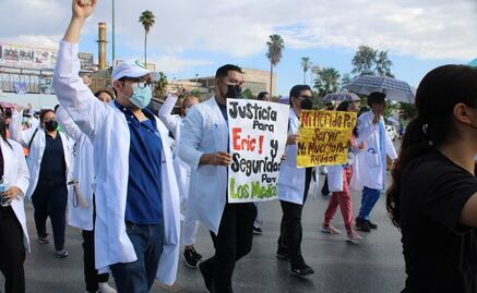 "Ni una bata menos": médicos marchan por justicia en asesinato de pasante en Durango y exigen mejores condiciones