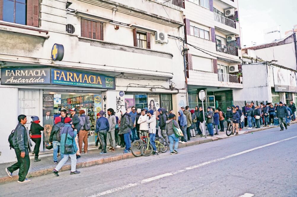 Uruguayos se formaron desde temprano afuera de las farmacias autorizadas para comprar marihuana. Para las 17:00 horas ya no quedaba stock en las cuatro farmacias de la capital donde se podía vender (MATILDE CAMPODONICO. AP)