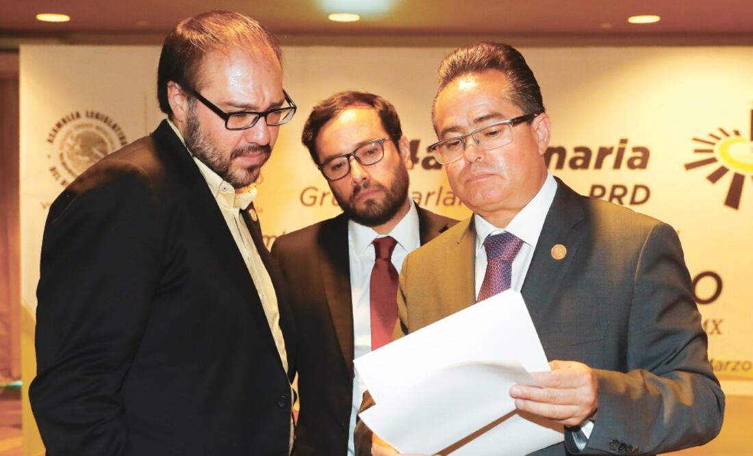 El diputado local Víctor Hugo Romo (centro) dice que no tiene temor de su partido, pues éste sabe bien que siempre ha trabajado a favor de la izquierda (ARCHIVO EL UNIVERSAL)