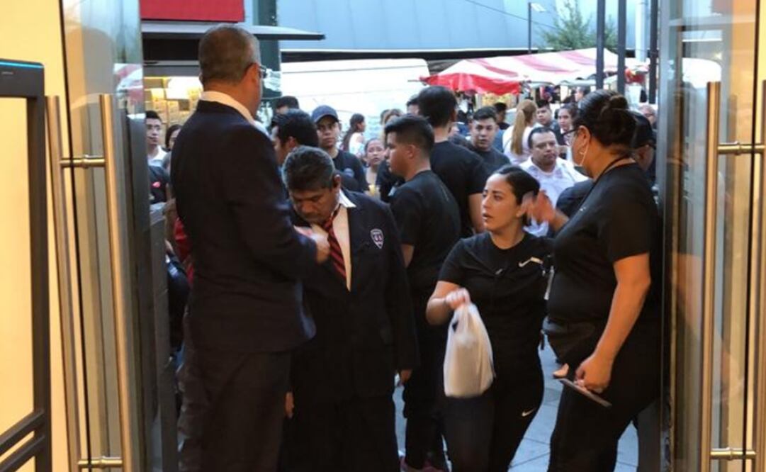 Un total de 600 clientes y 80 empleados de tres establecimientos comerciales del centro de la ciudad fueron desalojados este sábado por la tarde. Foto: Especial