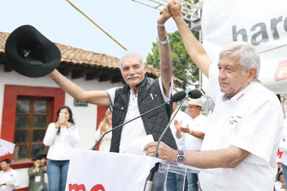 El abanderado de la coalición Juntos Haremos Historia, Andrés Manuel López Obrador, volvió a ser acompañado en mitin en Michoacán por el ex líder de las autodefensas en ese estado, José Manuel Mireles. (VALENTE ROSAS. EL UNIVERSAL)