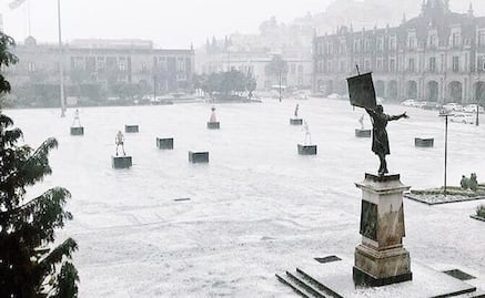 Granizo cubre las calles de Toluca