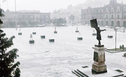 Granizo cubre las calles de Toluca
