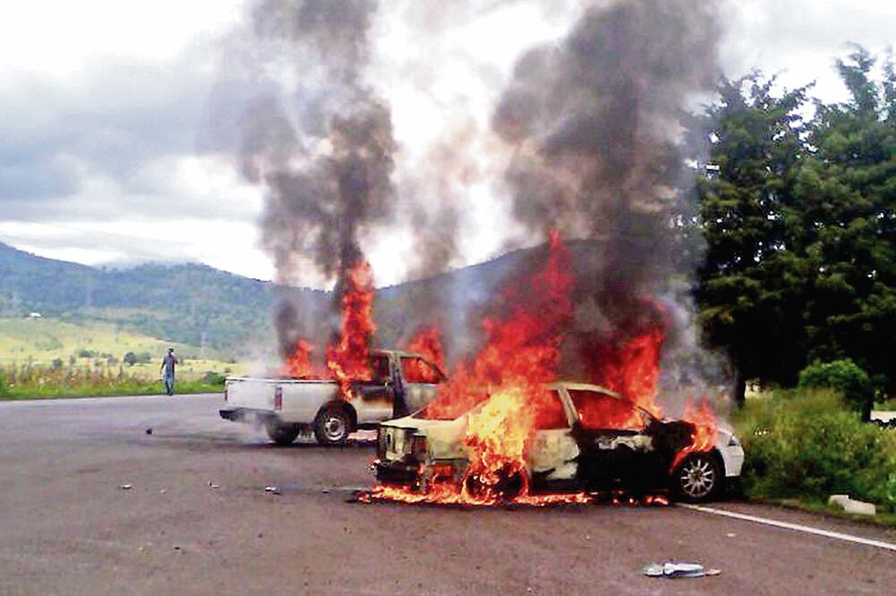 El enfrentamiento entre policías y normalistas se intensificó luego de que el martes agentes les quitaron ocho vehículos robados (CÉSAR AGUIRRE. EFE)