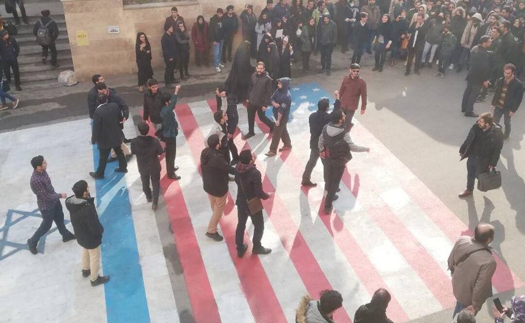 Iraníes pisan y evitar caminar sobre la bandera de Estados Unidos en Teherán (Fotos: Reuters)