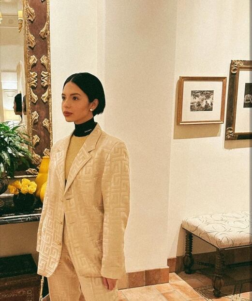 Ángela Aguilar en traje sastre y ombliguera da cátedra de estilo