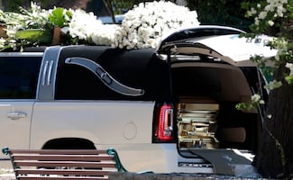 Llega ataúd con restos de "El Mencho" a panteón en Zapopan; lo reciben con banda