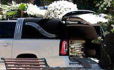 Llega el ataúd dorado de "El Mencho" a su morada final en Zapopan; lo reciben con banda