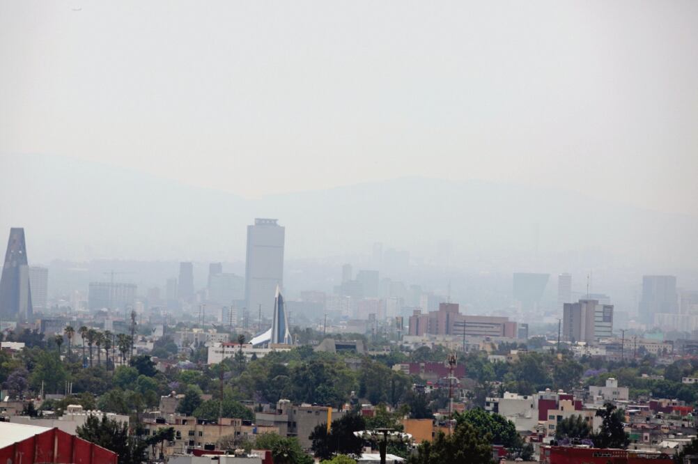 Tras la contingencia ambiental, el presidente de México, Enrique Peña Nieto, pidió a la Semarnat coordinarse con gobiernos metropolitanos para solucionarlo (LUIS CORTÉS. EL UNIVERSAL)
