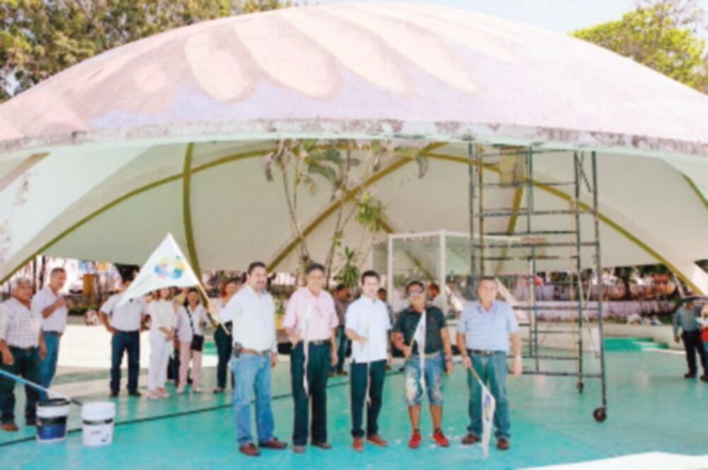 Gerardo Gaudiano, presidente municipal de Centro, en Tabasco, dando el banderazo para la remodelación del parque Los Guacamayos en 2016. (CORTESÍA ALEJANDRO ZÁRATE PAREDES)