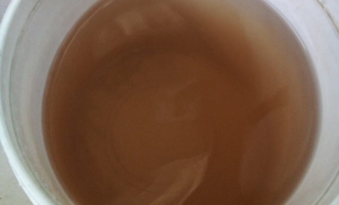 Habitantes de Ciudad Satélite reportan casi todos los días que reciben agua turbia, que no es apta para consumo humano. Foto: Especial