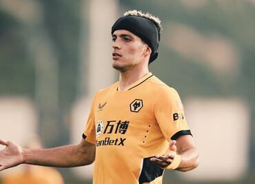Raúl Jiménez vuelve a ser titular con los Wolves y le aumentan los minutos