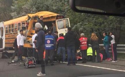 Choca autobús de colegio Justo Sierra en la autopista Chamapa-Lechería