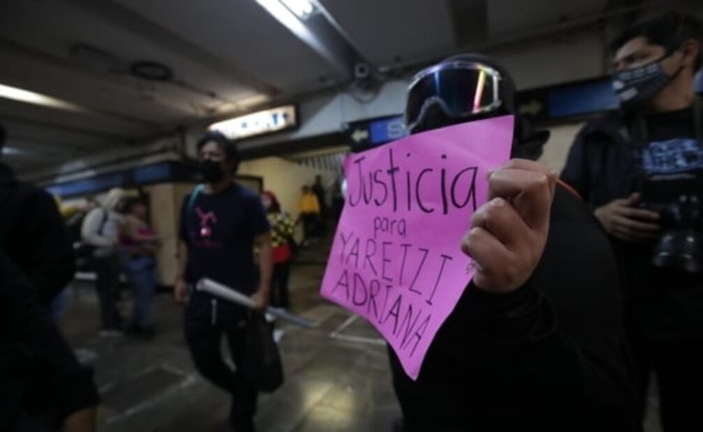 Colectivos de mujeres protestan en el Metro Bellas Artes con destrozos a torniquetes