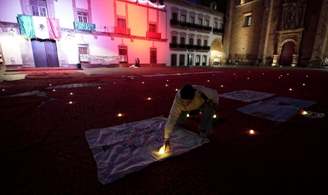 Un grupo de ciudadanos y del Colectivo Sangre de mi Sangre realizaron “una tejida masiva” en la Plaza de Armas y frente a Palacio de Gobierno. Foto: Diana Valdez