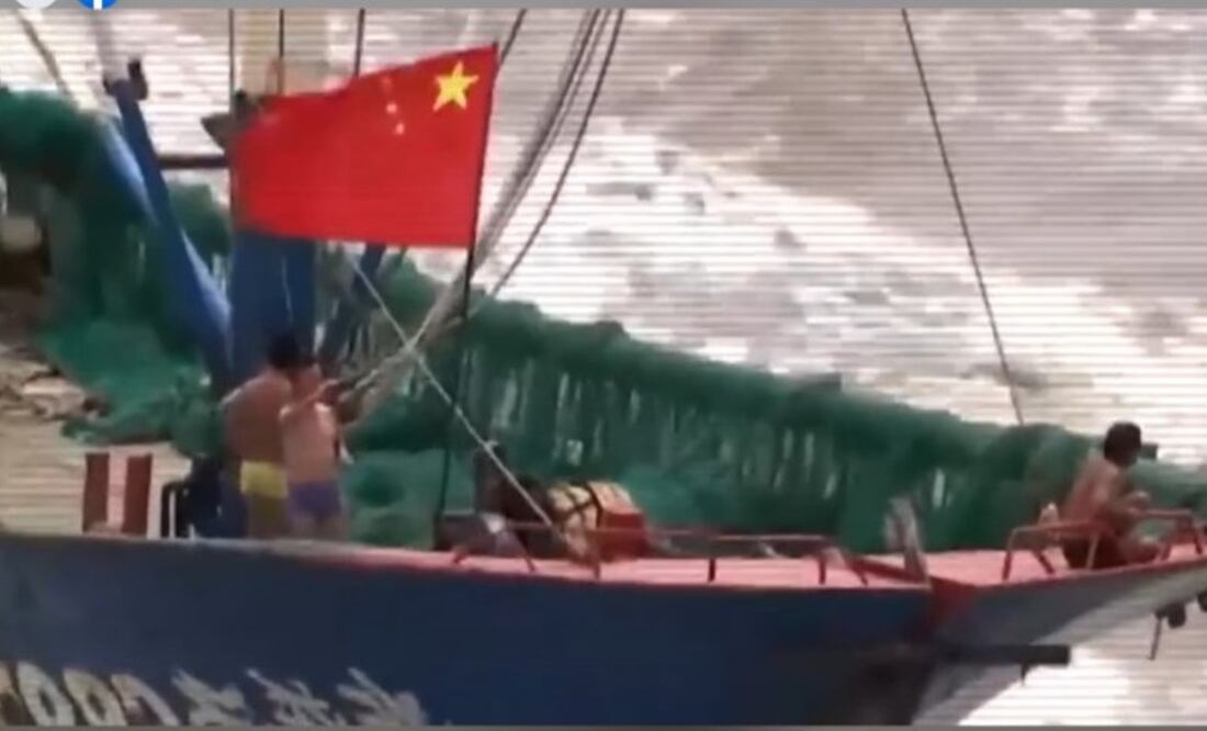 Medios peruanos de prensa difundieron esta fotografía de uno de los barcos chinos durante sus operaciones de pesca frente a la costa de Perú. Foto: Cortesía