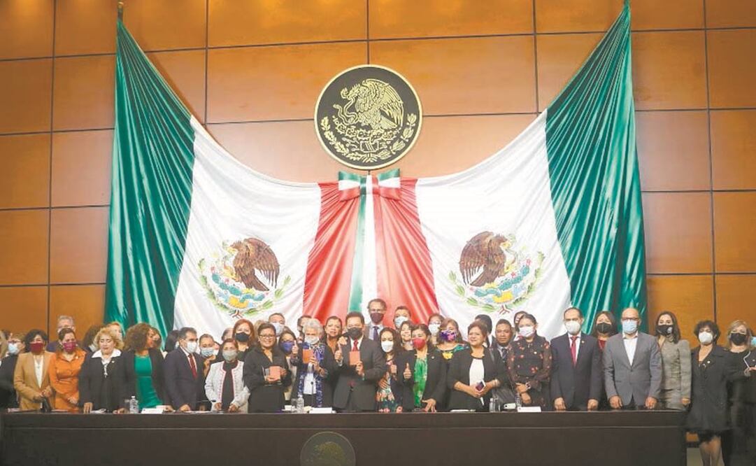 En el Salón Verde de San Lázaro, la secretaria de Gobernación, Olga Sánchez Cordero, recibió la nueva edición de la Constitución. Foto: ESPECIAL