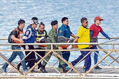 Naufragio de dos barcos deja al menos 33 muertos