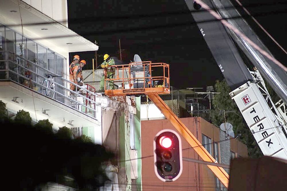 Elementos del Ejército estaban listos para demoler el inmueble en el edificio de Enrique Rébsamen 241. Se colapsa la esperanza de hallar a una mujer. (ARIEL OJEDA. EL UNIVERSAL)