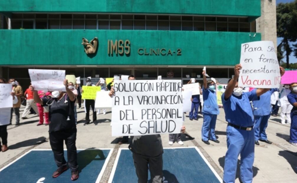 Personal médico se manifiesta para exigir vacuna contra Covid-19 en Puebla