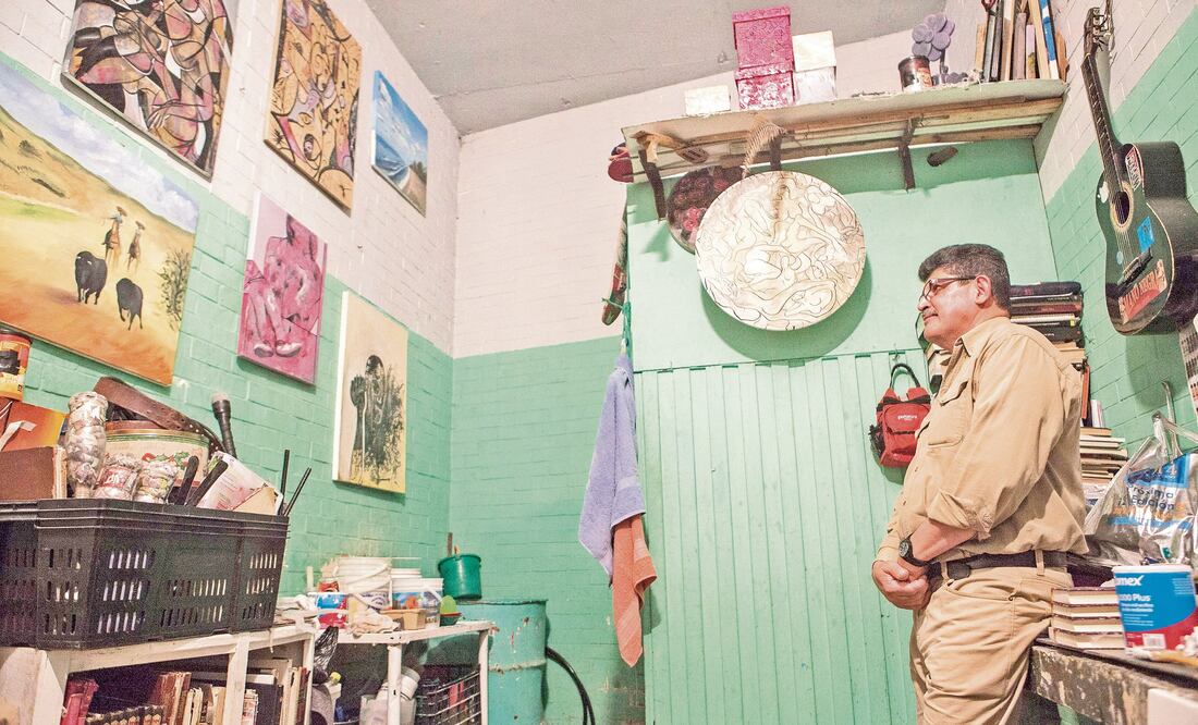 Francisco Tejeda Jaramillo da clases a los demás internos; asegura estar muy orgulloso del progreso que han logrado sus alumnos en la pintura (CRISTOPHER ROGEL BLANQUET. EL UNIVERSAL )