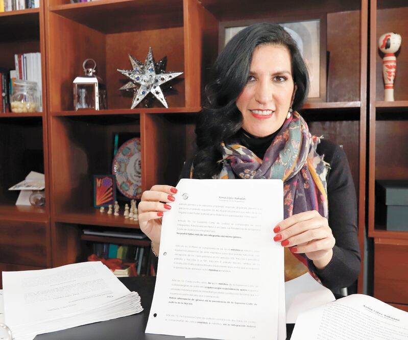 La presidenta de la Comisión de Derechos Humanos del Senado, Kenia López, entregó el pasado 9 de septiembre a la Mesa Directiva del Senado los primeros 55 proyectos de reformas en materia de paridad de género. BERENICE FREGOSO. EL UNIVERSAL