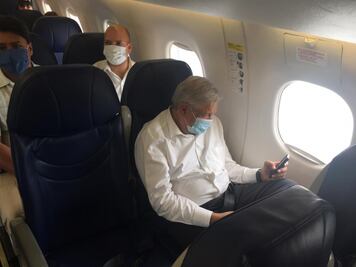 Por segunda vez, captan a AMLO con cubrebocas en viaje