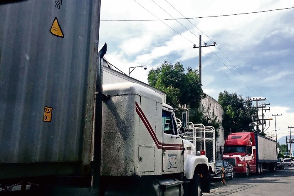 Empresarios culpan a la compañía Tunsa, de obstruir operaciones al estacionar sus tráileres en las calles de la zona industrial (EMILIO FERNÁNDEZ. EL UNIVERSAL)