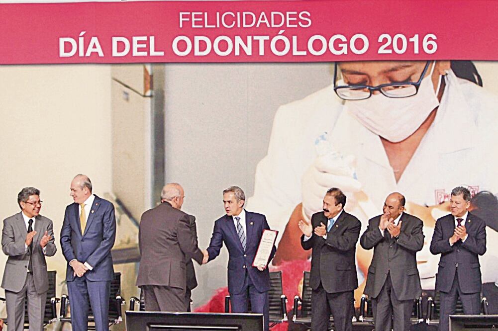 El jefe de gobierno, Miguel Ángel Mancera Espinosa, encabezó los festejos por el Día del Odontólogo (ESPECIAL)
