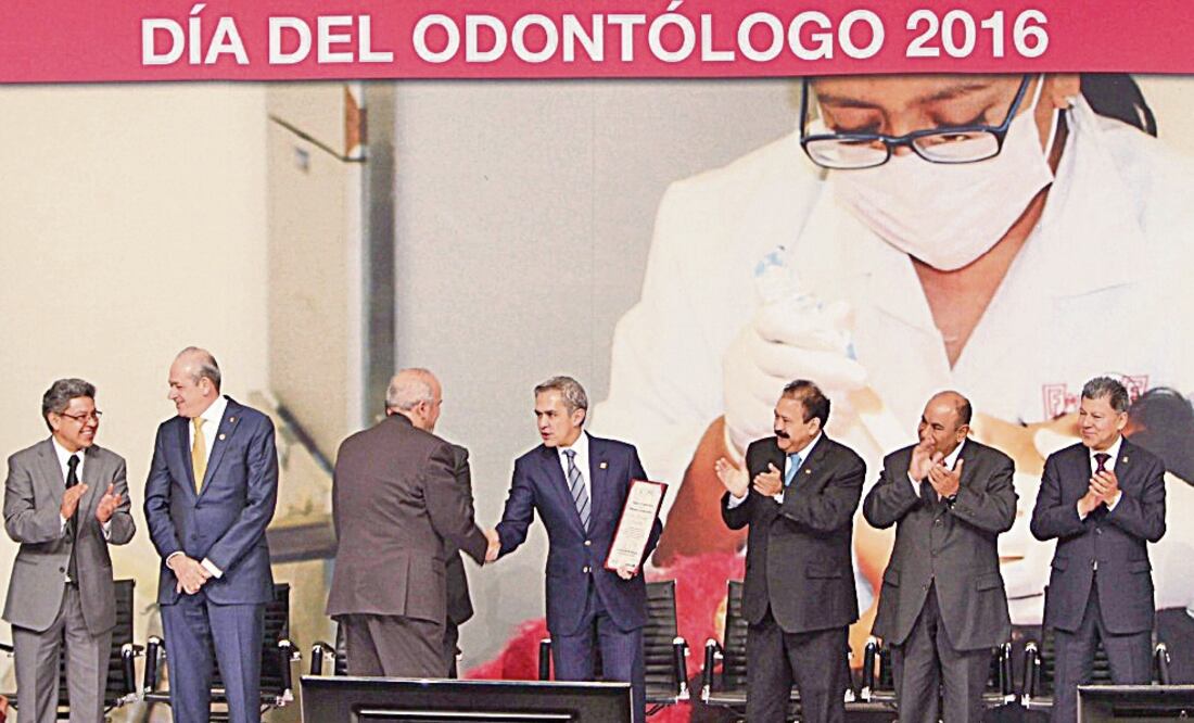 El jefe de gobierno, Miguel Ángel Mancera Espinosa, encabezó los festejos por el Día del Odontólogo (ESPECIAL)