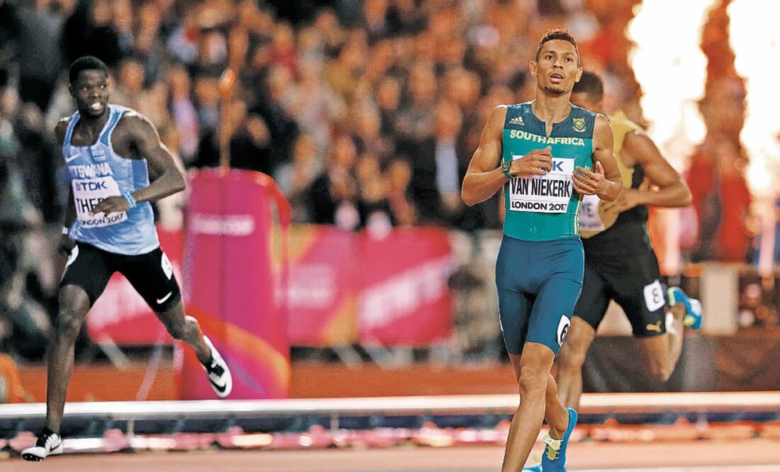 El sudafricano superó a Steven Gardiner (izq.) y Abdalelah Haroun. (PHIL NOBLE. REUTERS)