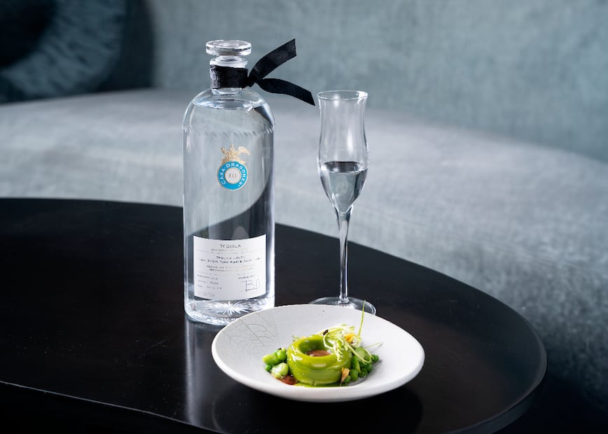 Mousse de aguacate y hoja de aguacate maridado con tequila joven. Foto: cortesía