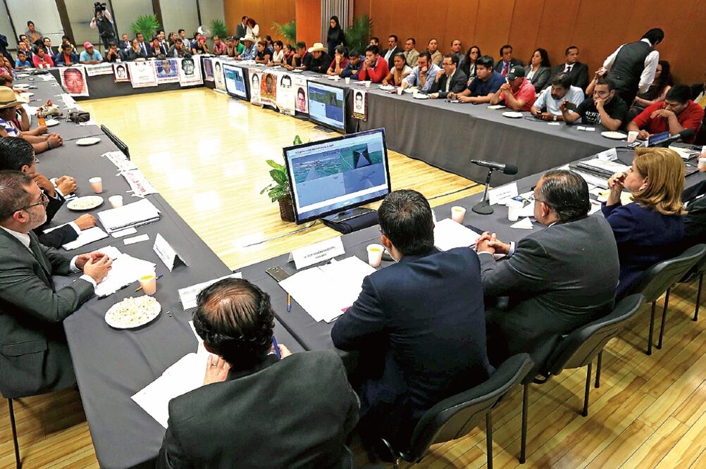 La titular de la PGR, Arely Gómez, se reunió con los padres de los 43 desaparecidos y dijo que se trabaja con profesionalismo (PGR)