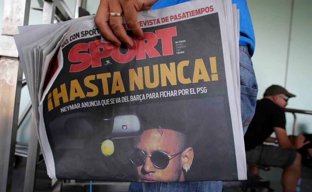 Un periodista sostiene una copia del diario Sport con la foto de Neymar tras anunciarse su intención de irse del Barcelona el jueves, 3 de agosto de 2017, en Barcelona. Foto: AP