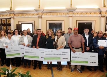 Entrega gobierno de Sonora apoyo a migrantes repatriados