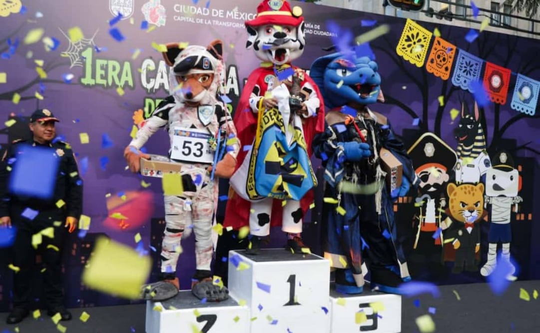 Policías capitalinos participan en la 1ra Carrera de Botargas del Terror.
Foto: Carlos Mejía (25/10/25)