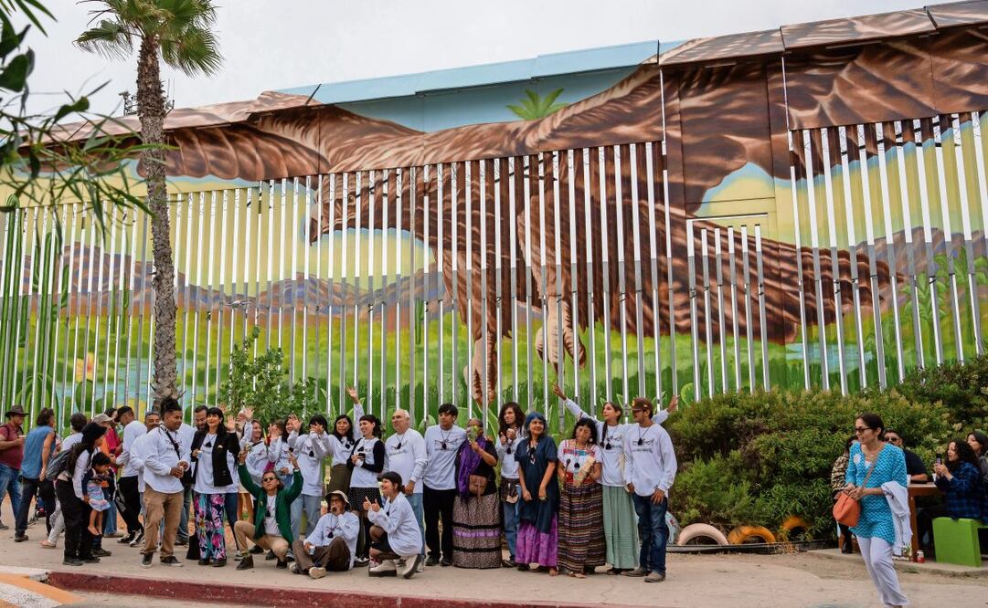 Decenas de personas acudieron a la inauguración del mural, que representa a dos aves de diferentes regiones que se acompañan en vuelo como símbolo de la unión del continente. Foto: Gabriela Martínez / EL UNIVERSAL