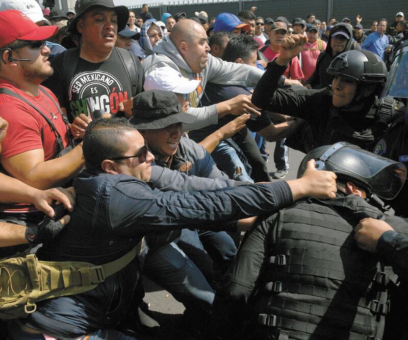 Expolicías federales se enfrentaron a golpes con elementos de la SSC, luego de que fracasó el diálogo para impedir el bloqueo en las inmediaciones del Aeropuerto Internacional capitalino. ARMANDO MARTÍNEZ. EL UNIVERSAL