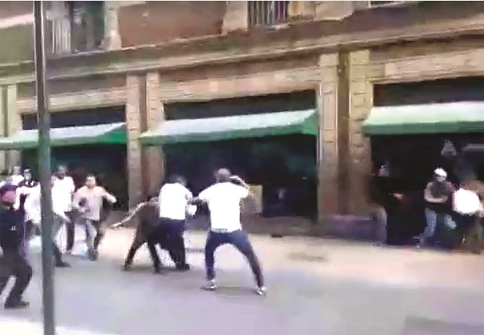 El lunes pasado dos colombianos acudieron a cobrar un préstamo a locatarios de Madero, quienes dicen que ya pagaron, por lo que los recibieron a golpes. Fotos: ESPECIALES