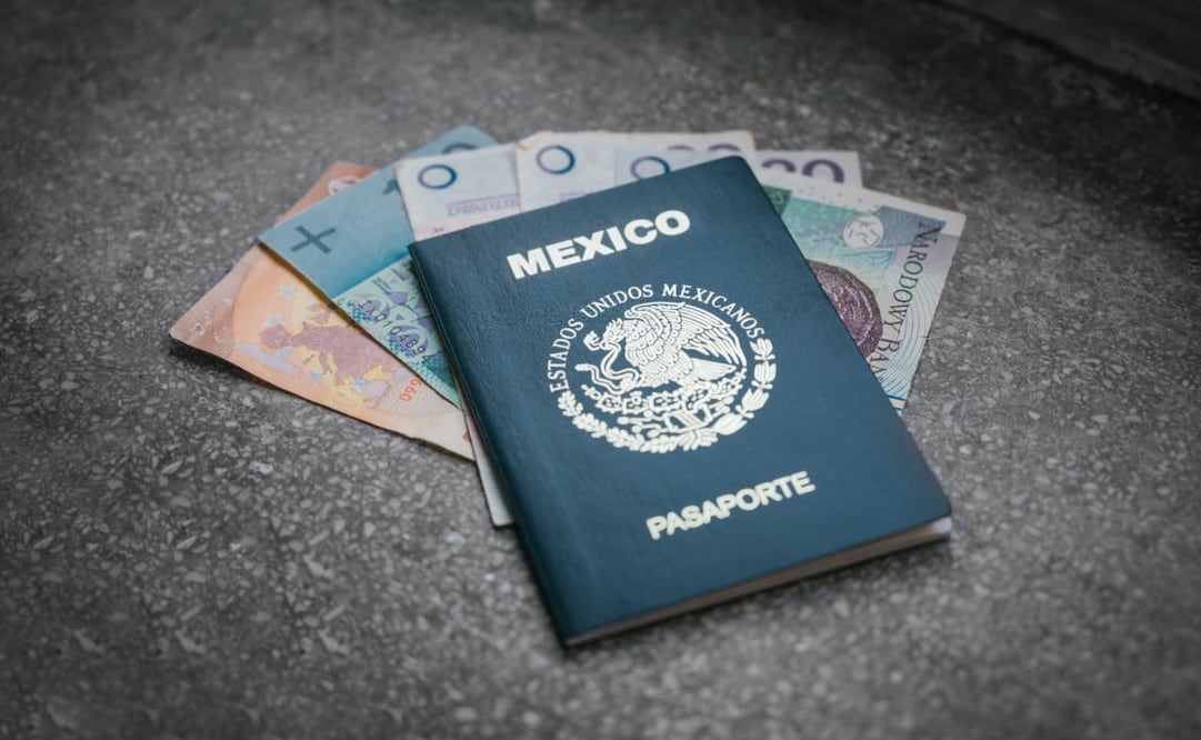 Te recomendamos hacer tu cita del pasaporte por internet y llevar gel sanitizante. Foto: iStock