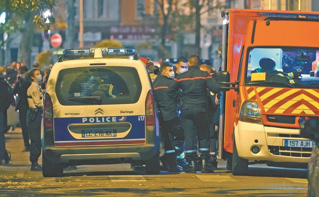 Policías y rescatistas bloquean el acceso al lugar donde ayer fue baleado un sacerdote ortodoxo en Lyon. Foto: Laurent Cipriani. AP