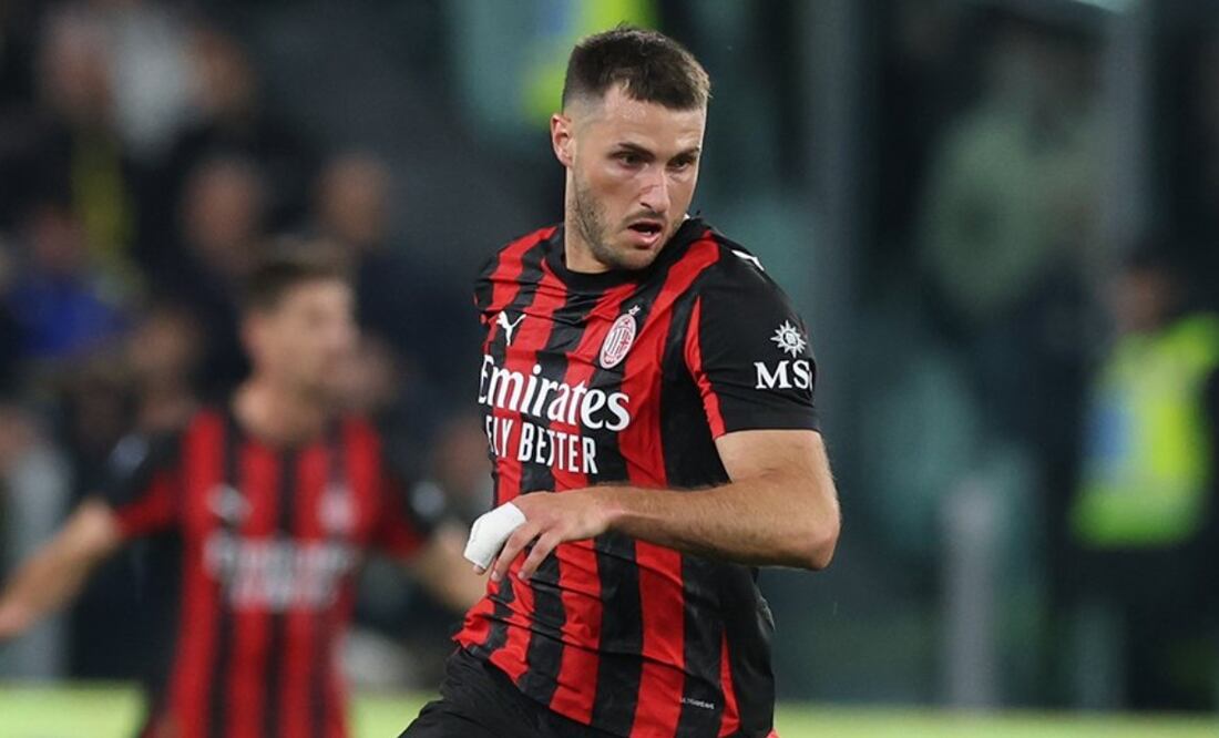 Santiago Giménez no jugó frente a la Roma / Foto: @acmilan en X